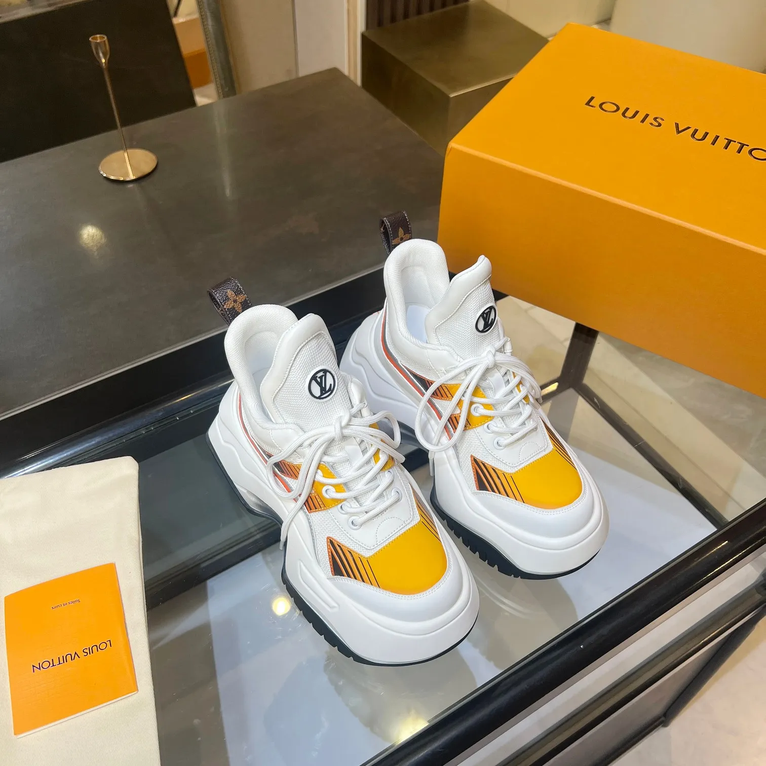 👟👟Ex-factory price 760👟👟 Nicolas Ghesquieye once again refined the design essence of LVArchlight sneakers to create LVArchlight2.0 platfrm sneakers. The combination of multiple technical materials, the wide outsole and the exaggerated tongue highlight the series' recognition, and the latter is marked with the LVCirCle logo 35-41
